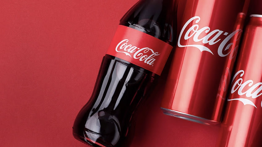 طراحی گرافیک و بازاریابی دیجیتال کوکاکولا در شبکه‌های اجتماعی با محتوای بصری خلاقانه و برندینگ منسجم